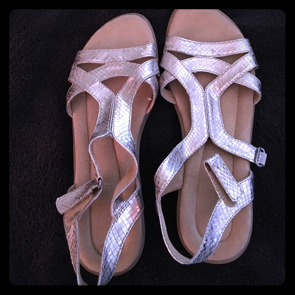 Women's size 8.5 gold naturalizer sandals - Picture 1 of 3