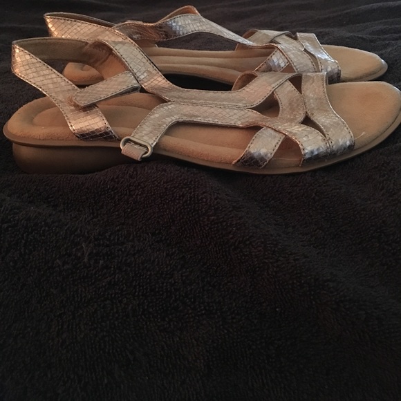 Women's size 8.5 gold naturalizer sandals - Picture 2 of 3