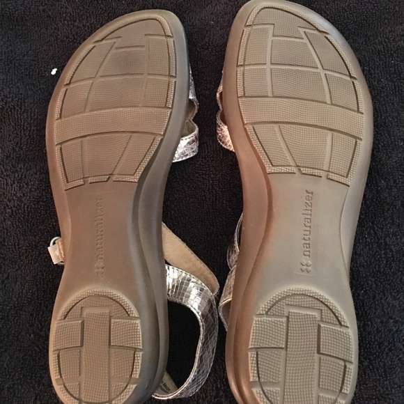 Women's size 8.5 gold naturalizer sandals - Picture 3 of 3