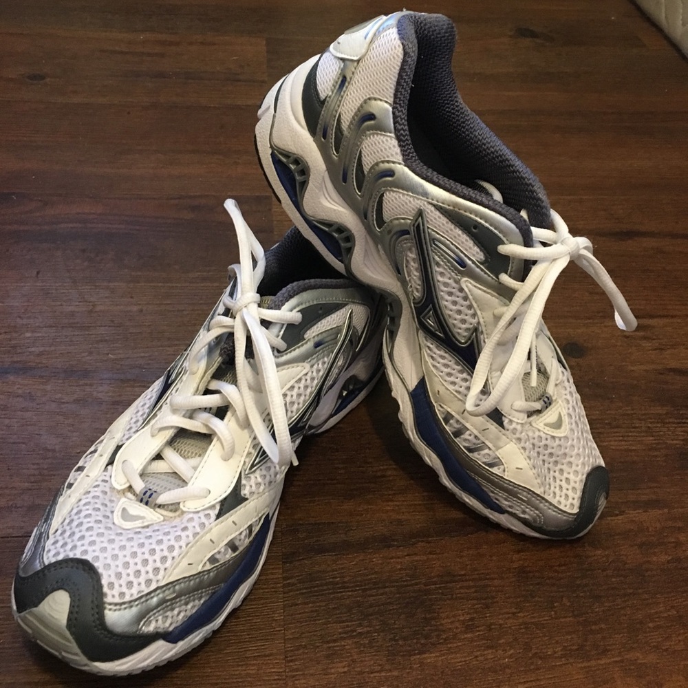 Mizuno tennis shoes