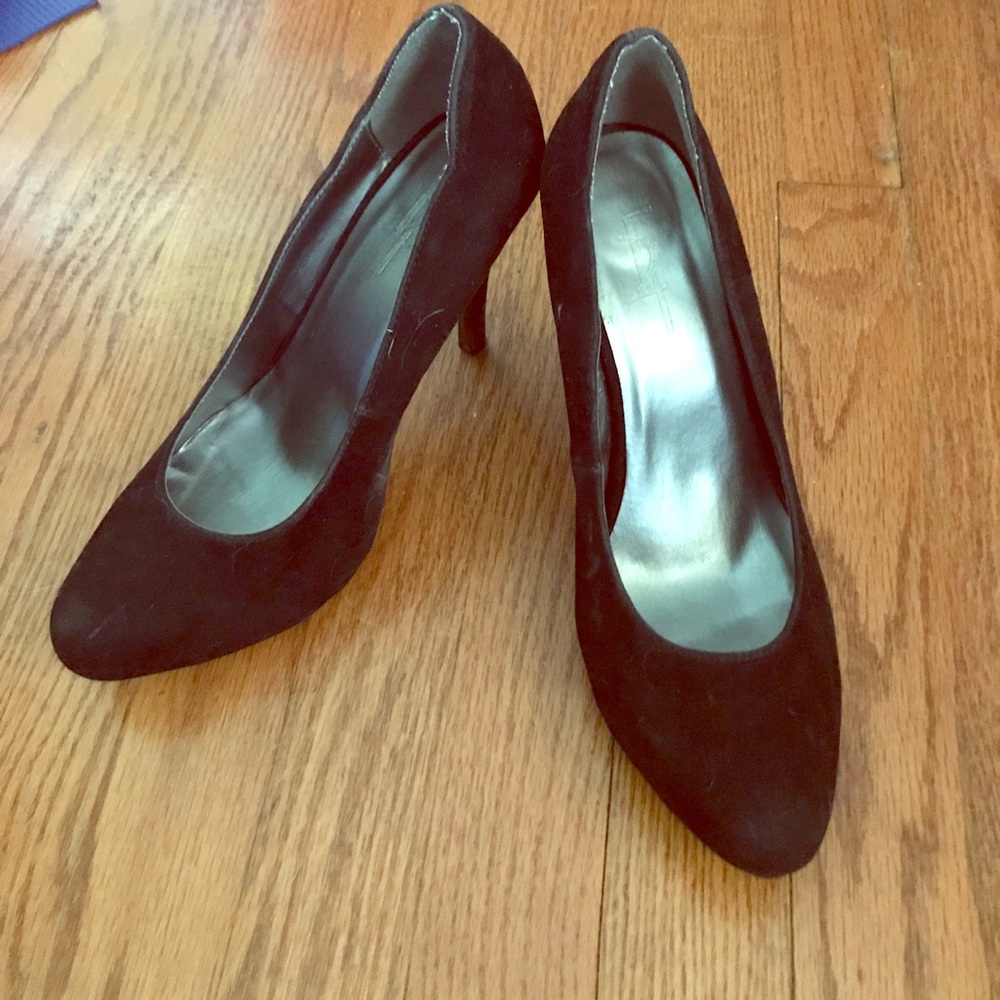 ⭐️Basic black pumps.
