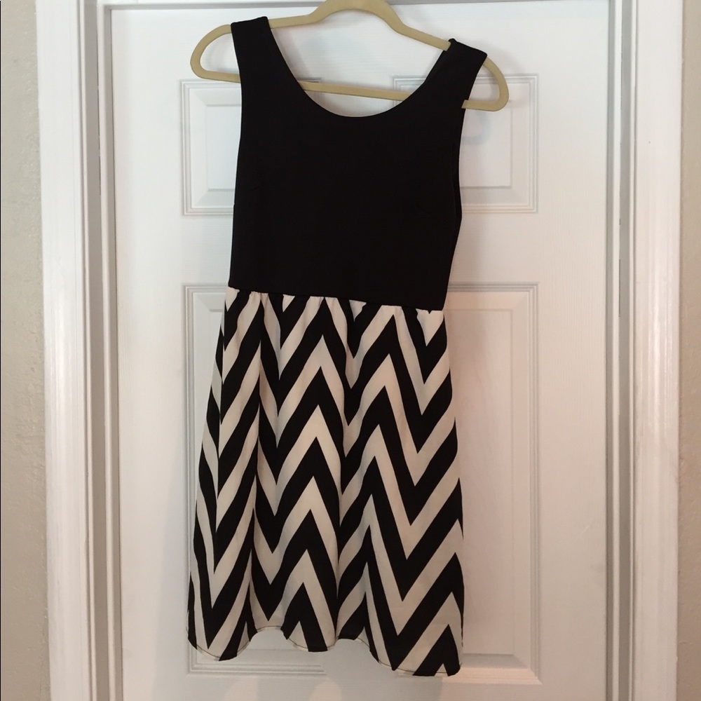 Black and white dress wig zig zag bottom