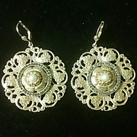 Earings - Picture 2 of 3