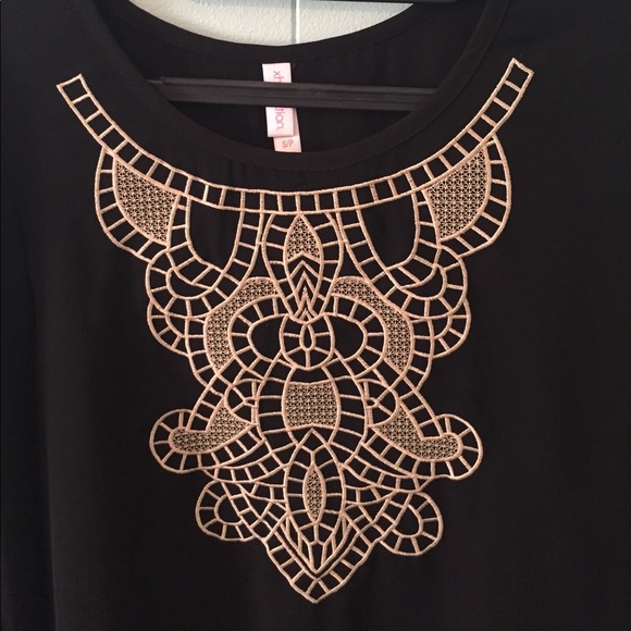 LONG SLEEVE LOOSE BLACK BLOUSE W/ CREAM EMBELLISH - Picture 3 of 4