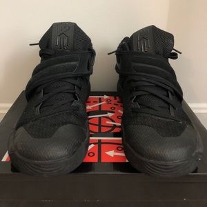 Kyrie 2 Triple Black