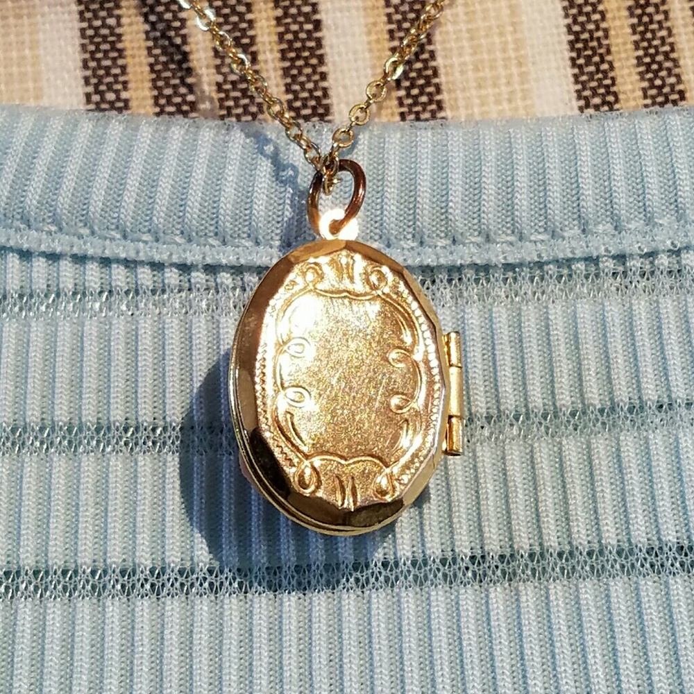 Stunning Vintage 2 Picture Goldtone & Pink Flower Locket - Picture 8 of 10