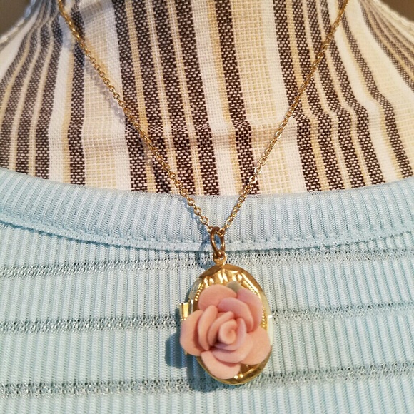 Stunning Vintage 2 Picture Goldtone & Pink Flower Locket - Picture 4 of 10