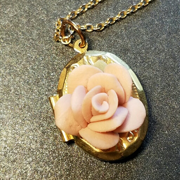 Stunning Vintage 2 Picture Goldtone & Pink Flower Locket - Picture 9 of 10