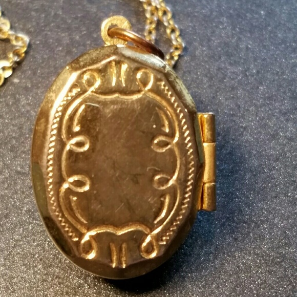 Stunning Vintage 2 Picture Goldtone & Pink Flower Locket - Picture 5 of 10