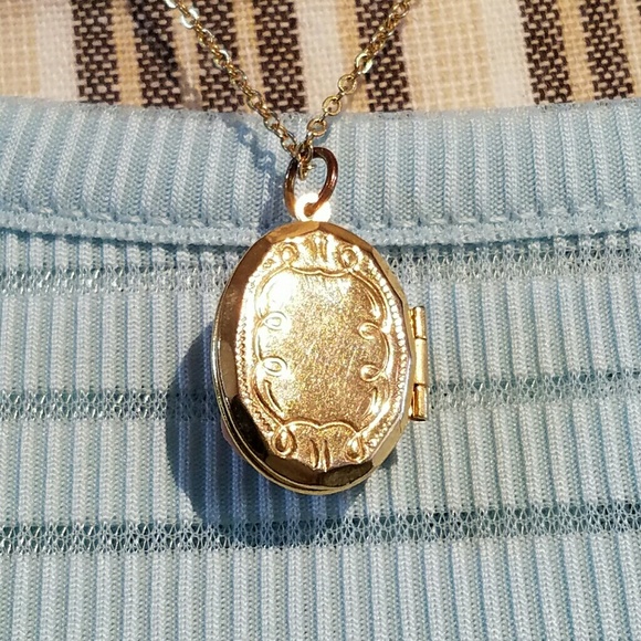 Stunning Vintage 2 Picture Goldtone & Pink Flower Locket - Picture 8 of 10