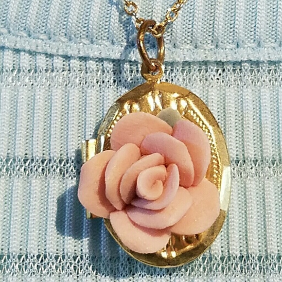 Stunning Vintage 2 Picture Goldtone & Pink Flower Locket - Picture 2 of 10