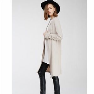 🆕 D-Ring collar taupe coat. Size medium