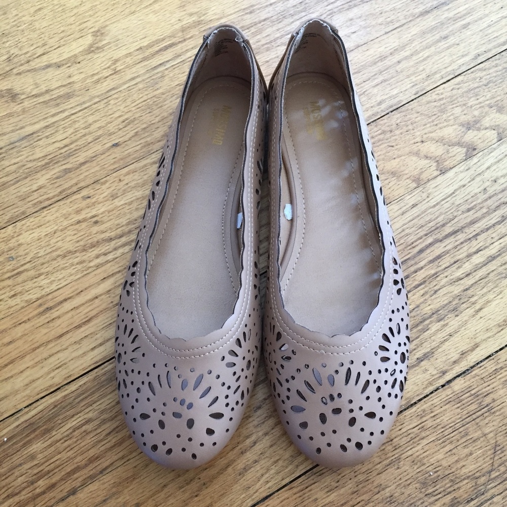 Ballet Flats with Cutout Design in Beige/Nude