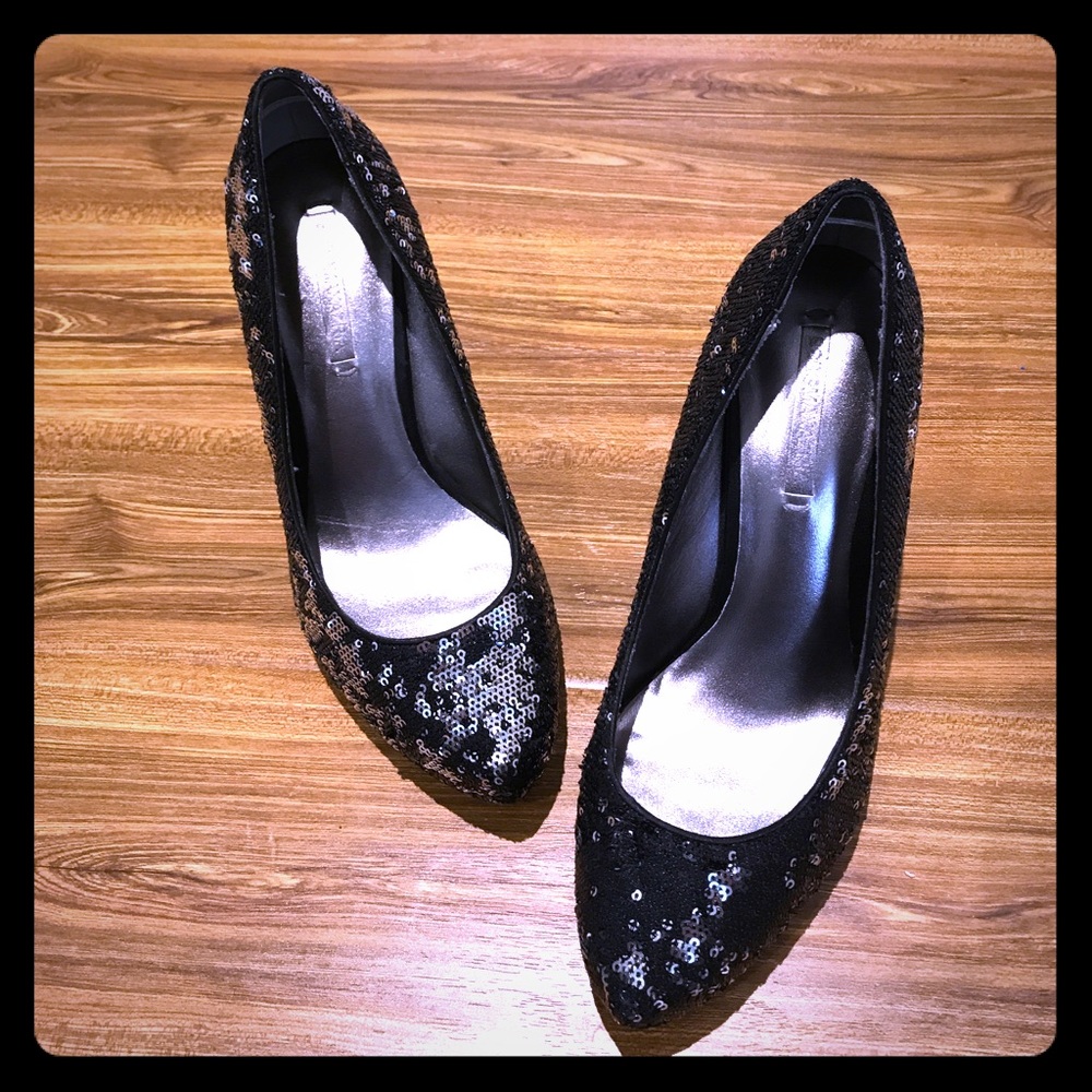 BCBGMAXAZRIZ Sparkly high heels pretty shoe.