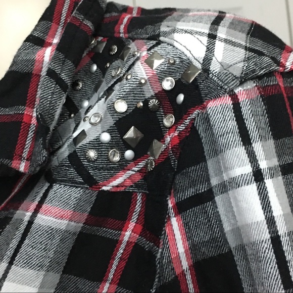 ✅SOLD✅Black & Red Flannel Button Down Shirt - Picture 2 of 5