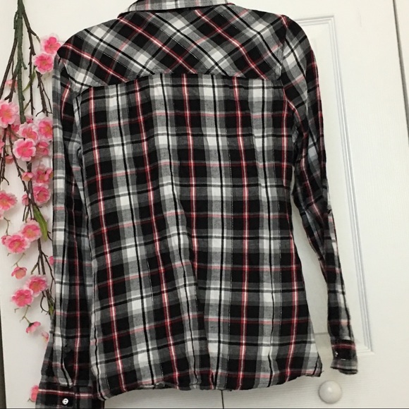 ✅SOLD✅Black & Red Flannel Button Down Shirt - Picture 3 of 5
