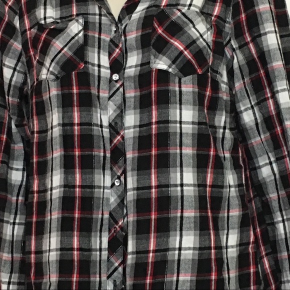 ✅SOLD✅Black & Red Flannel Button Down Shirt - Picture 4 of 5