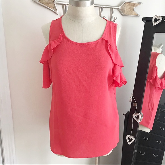 Boutique Tops - ⭐️Cold Shoulder Top⭐️