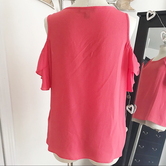 ⭐️Cold Shoulder Top⭐️ - Picture 3 of 3