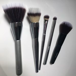 It Cosmetics Brushes w/ FREE Stila makeup bag