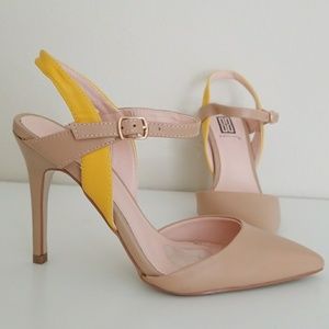 Point toe pumps