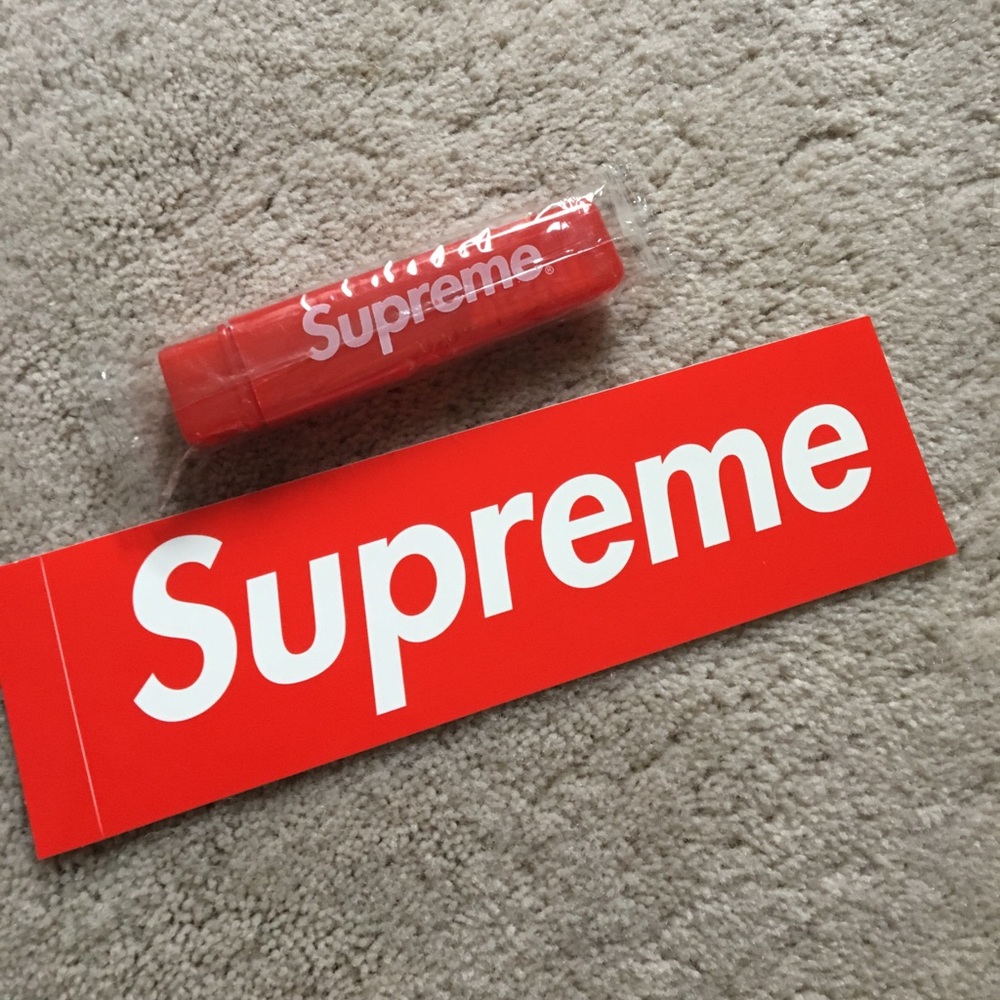 🔴🔴SOLD🔴🔴Supreme tooth brush - Picture 3 of 3