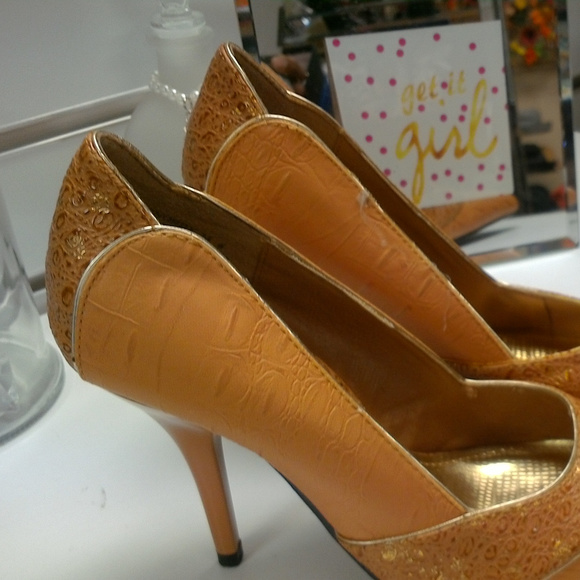 Pumps - Picture 3 of 3