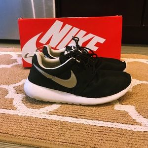 Black Nike Roshe
