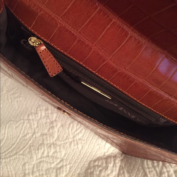 Adrienne Vittadini leather handbag NWT - Picture 4 of 9