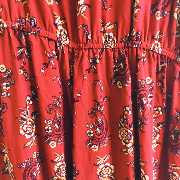 Red flower pattern romper - Picture 2 of 4