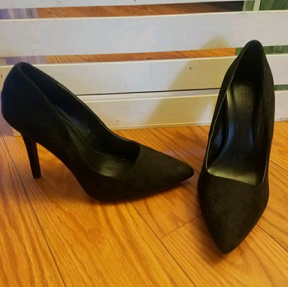 Black suede pump