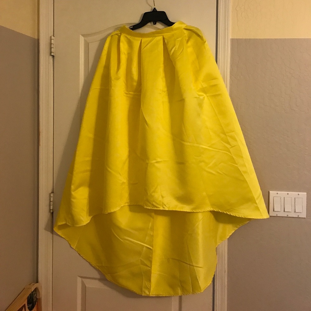 Yellow high low pleated skirt.