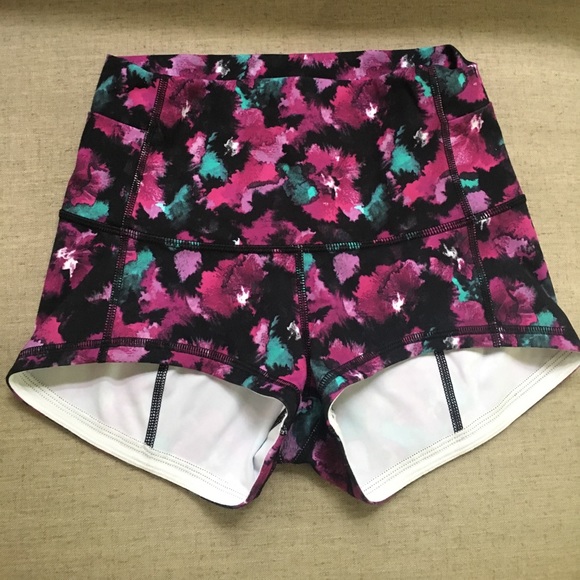 lululemon athletica Pants - NWOT Lululemon Wunder Under Short