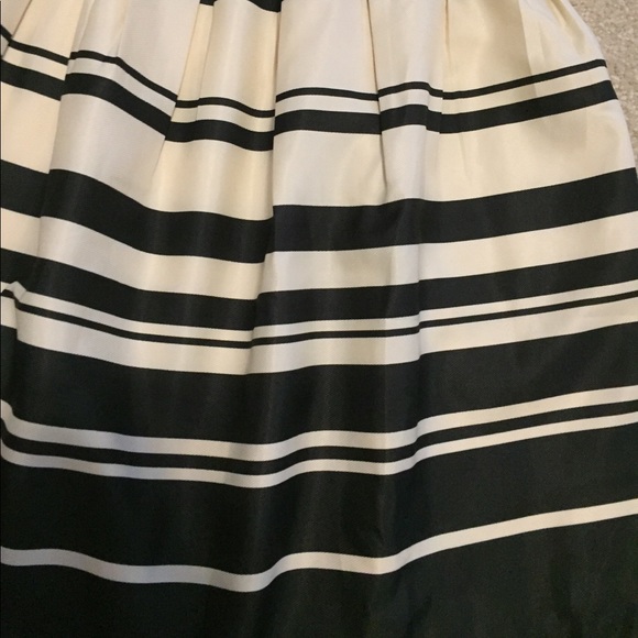 Cream and navy skirt - Picture 3 of 3