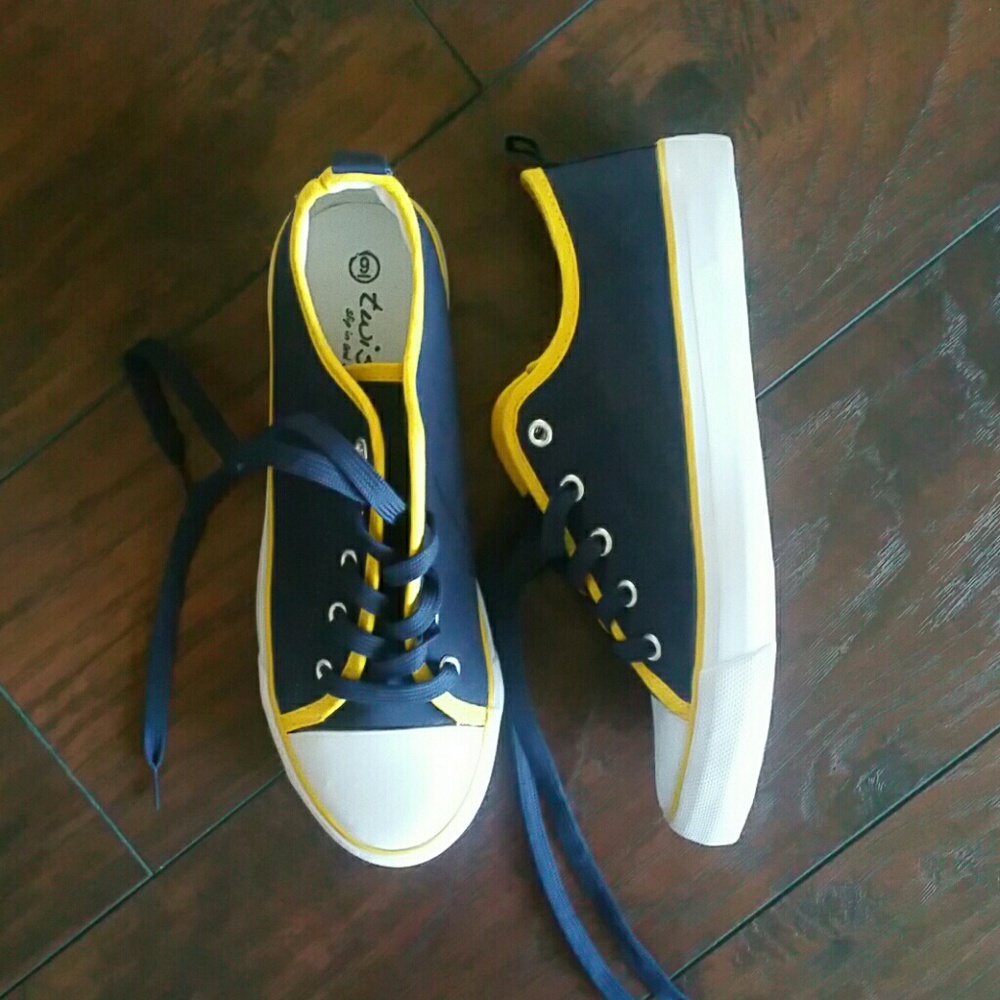 Size 9 twisted sneakers