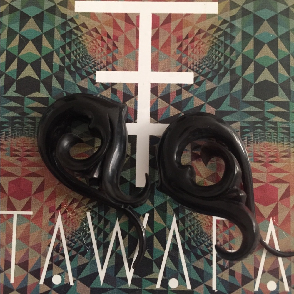 0g buffalo horn filigree hangers