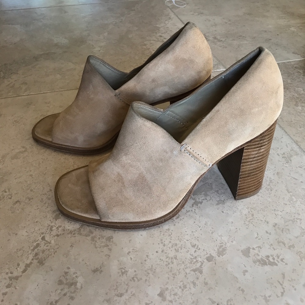 Block heel open toes nude shoes