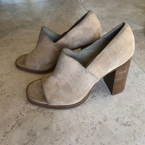 Block heel open toes nude shoes