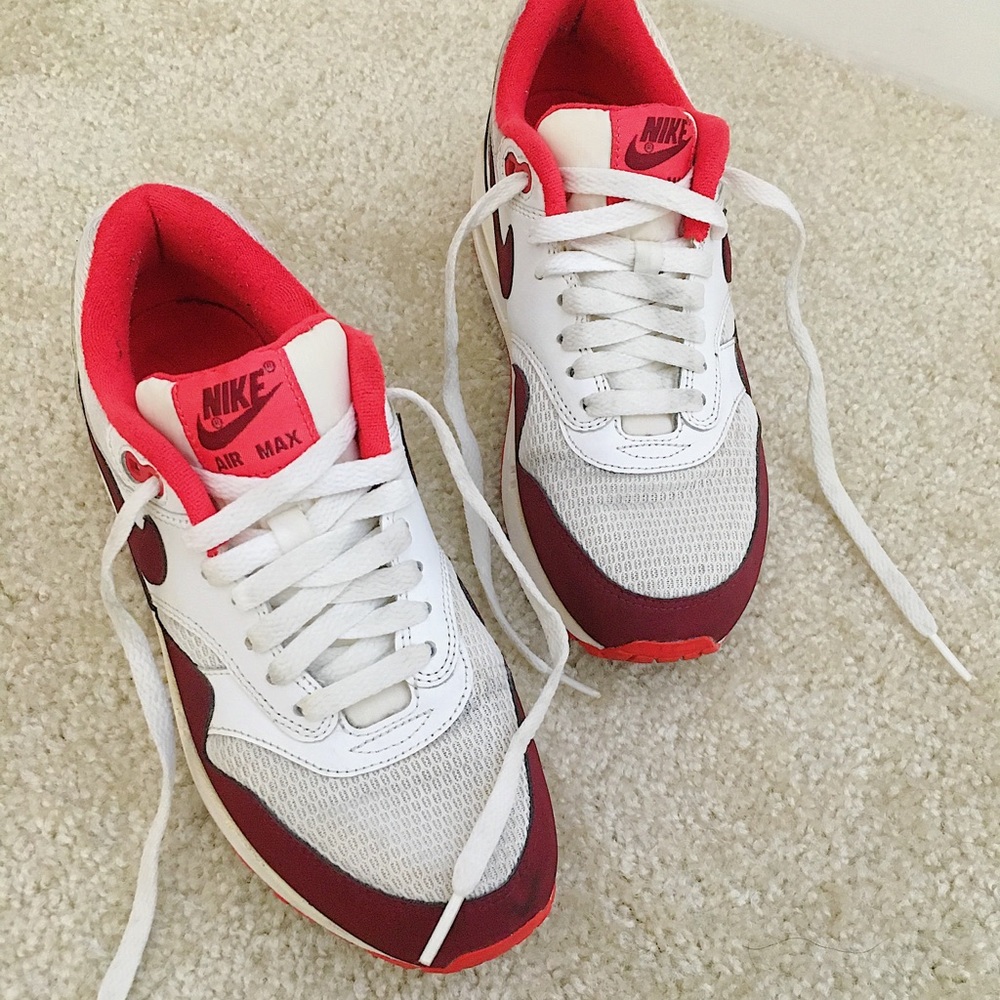 Nike Women Air max in burgundy, bright red&white