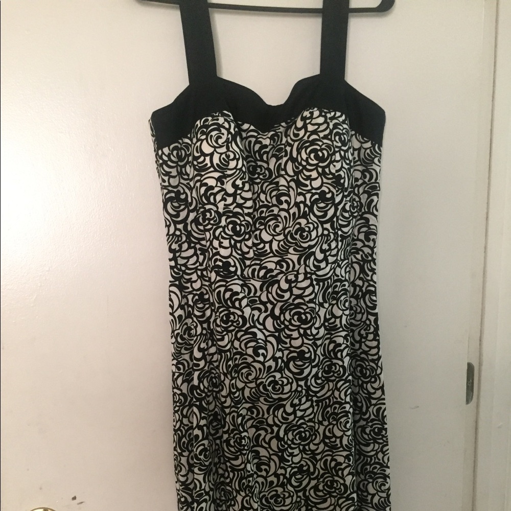 Black/white rose print dress