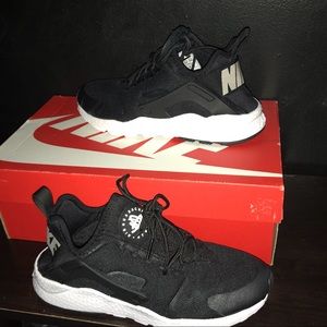 Black Nike Air Huarache Ultra