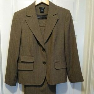 Ladies east 5th brown pant suit