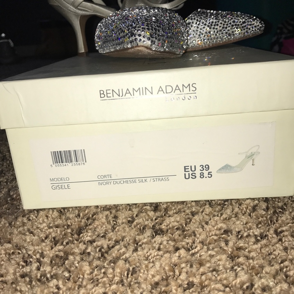 Benjamin Adams Women's Shoe - Picture 2 of 8