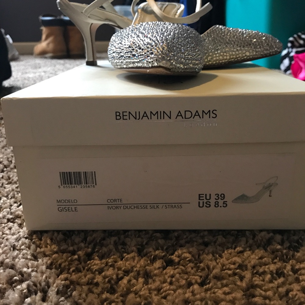 Benjamin Adams Women's Shoe - Picture 3 of 8