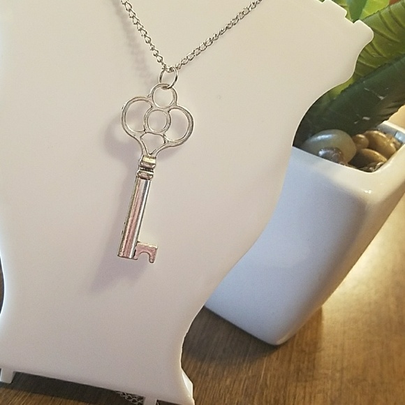 Jewelry - Siver key chain necklace