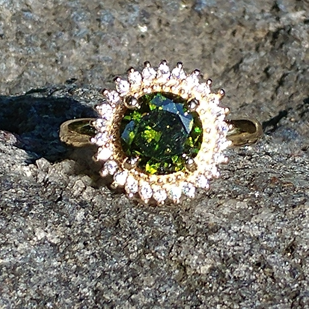 Woman's ring - Picture 1 of 4
