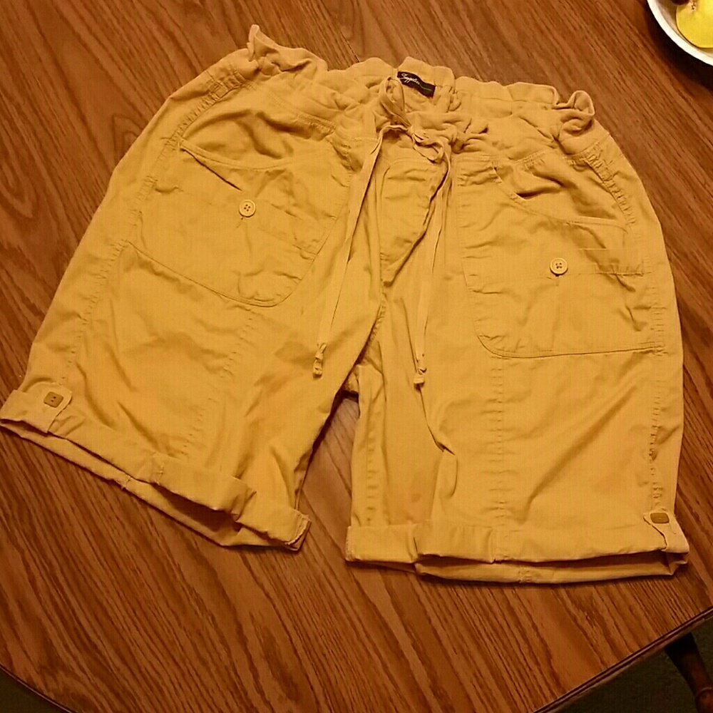 Button Cuff Shorts Gold