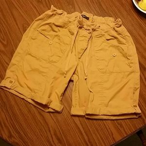 Button Cuff Shorts Gold