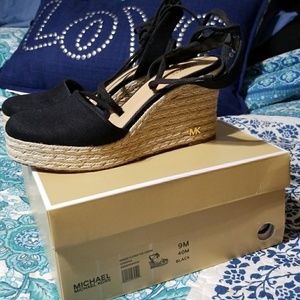 MK Margie closed toe canvas