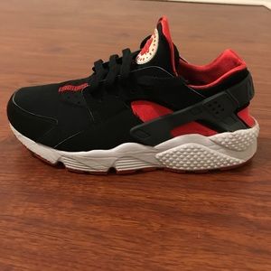 Black/White/Red Men's size 9 Huaraches
